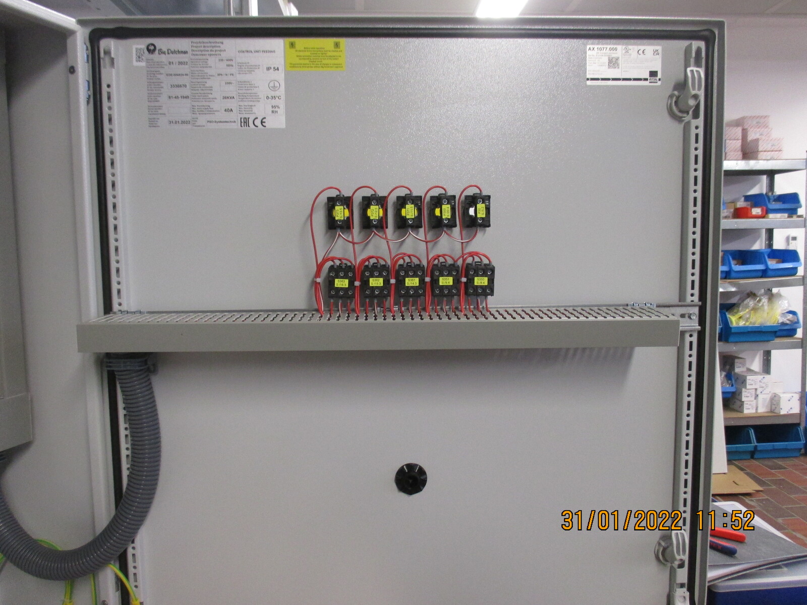 Contr cabinet feeding